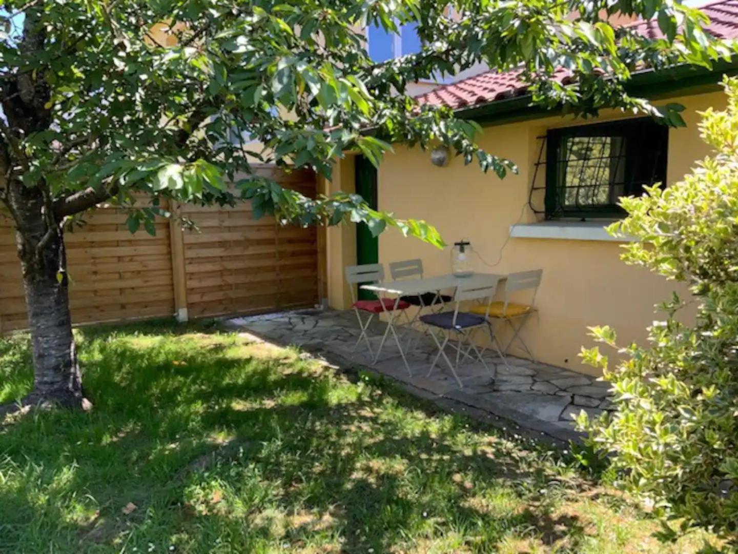 Maisonnette 2 A 4 Pers- Jardin Privatif Cloture- Calme- Stationnement Gratuit- Pau Ouest Apartment